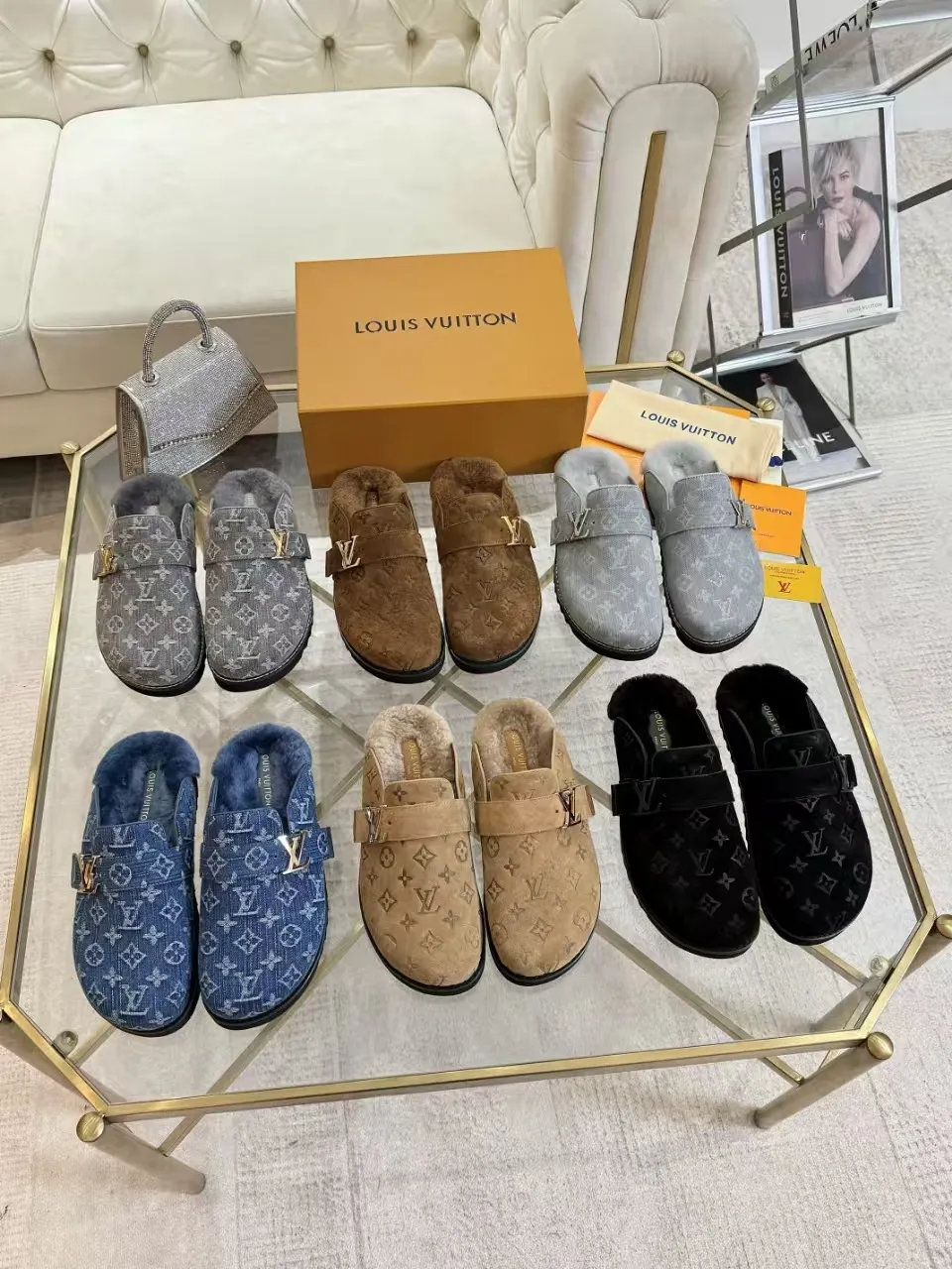 p600✨ LV Couple’s Wool Slippers｜Full of high-end feel, the soles of your feet are luxurious✨ We have achieved the ultimate restoration of the "higher version" of this pair of LV classic toe-toe slippers! 👫💫 🌟 The core advantages are clear at a glance: ✔️ Original jacquard + cowhide fabric, delicate texture, high-end at first glance; ✔️ 280% pure wool lining, wearing barefoot is like stepping on clouds ☁️, soft and skin-friendly and not sweaty; ✔️ Non-slip rubber bottom + three-dimensional toe design, super stable for walking, fashionable and practical!  👀 Must-have attention to detail: Belt buckle + classic LV presbyopic elements, revealing the aura of a big-name brand in a low-key manner ~ Whether it is a couple dating or a trip with besties, both of them are the focus when they go out👟💖 ✨ Easily match the wardrobe: jeans + sweaters, lazy and casual style ✔️ Coat + skirt, refined and elegant ✔️ One pair of shoes can handle a variety of styles, and the sense of luxury is never artificial ~ #LV slippers #couple outfit #High-End Customization #Quality Shoes Recommendation Fabric: Yangjing/classic jacquard fabric Lining: Imported wool lining Sole: Original rubber sole Size: Female 35-41 Male 38-46